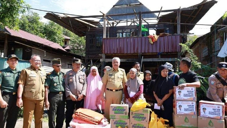Bupati Pinrang Menyerahkan Bantuan untuk Warga Korban Bencana Alam