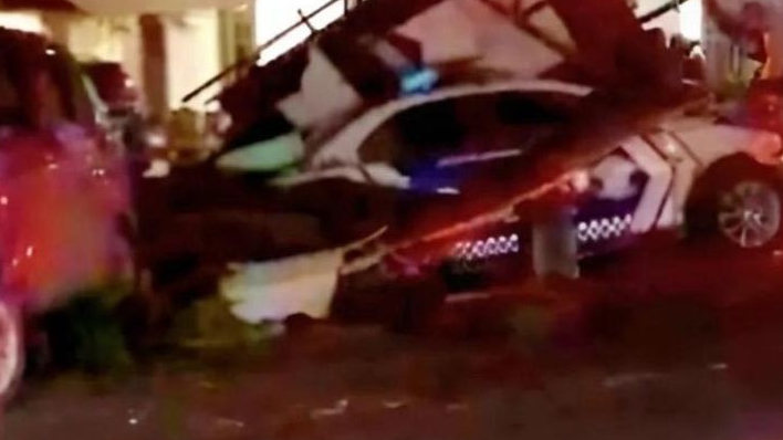 Bak Aksi Balalan, Mobil Polisi Seruduk Rumah Warga Usai Tangkap Mobil  Rokok Non Cukai