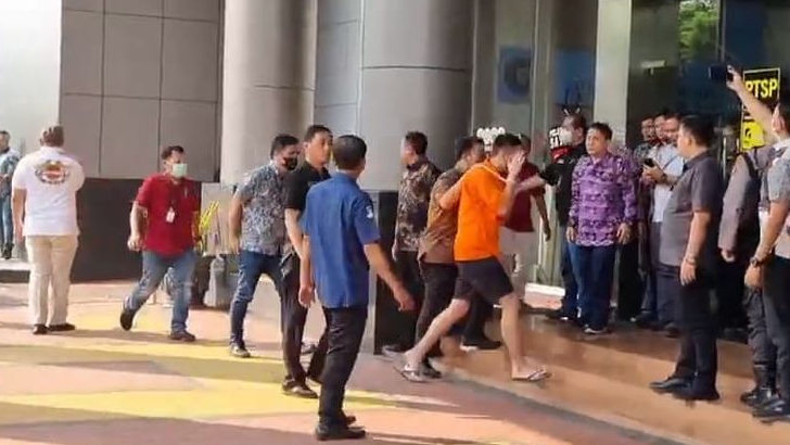 Bercelana Pendek dan Pakai Sandal Jepit, Mario Dandy Satriyo dan Shane Lukas Tampak Santai Tiba di Kejaksaan Negeri Jaksel