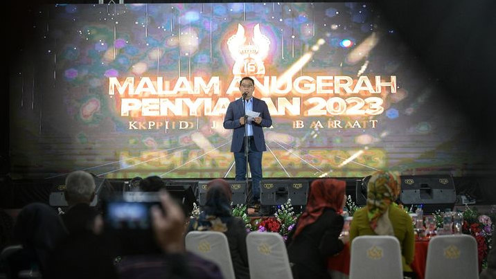 Ridwan Kamil Terima Penghargaan Gubernur Insiator Pasagi dari KPID