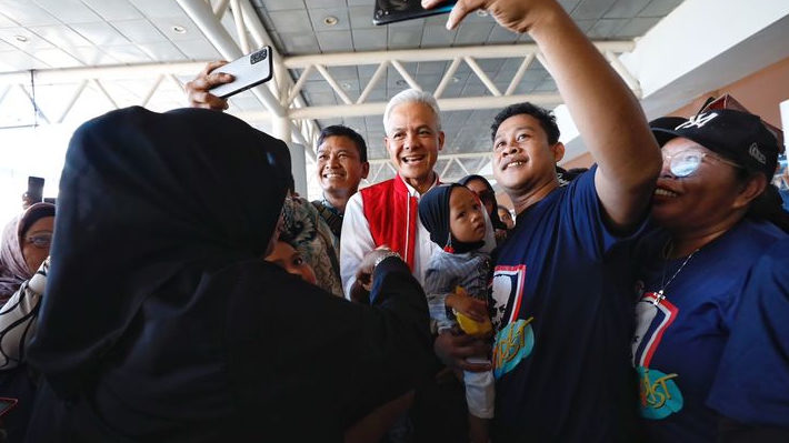 Tiba di Bandara Palembang, Ganjar Diteriaki ‘Selamat Datang Presiden’