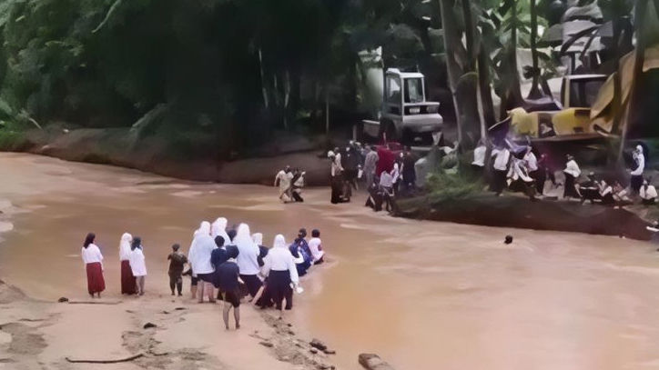 Jembatan Akses Pendidikan di Pandeglang Hanyut, Puluhan Pelajar Pertaruhkan Nyawa Seberangi Sungai Deras demi Sekolah