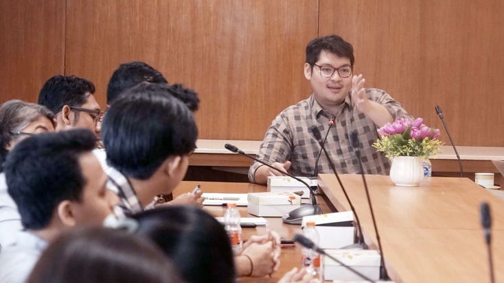 Ravindra Pamer Keberhasilan Diplomasi Parlemen di Depan Mahasisws Magang Merdeka