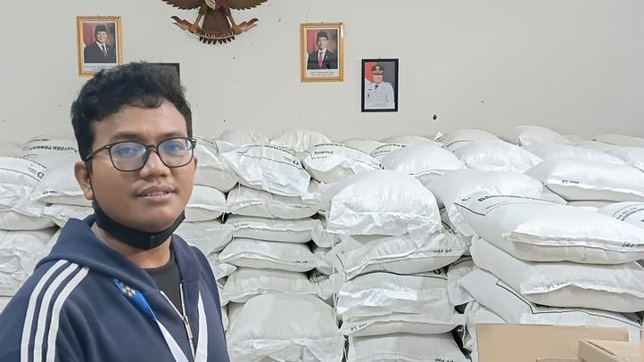 Sasar 893 KPM, Bantuan Pangan di Plawad Karawang Timur Disalurkan Tepat Sasaran