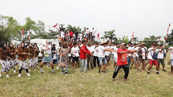 Resmikan Posko Pemenangan Ganjar di Pati, Relawan OMG Gelar Pawai Sedekah Bumi