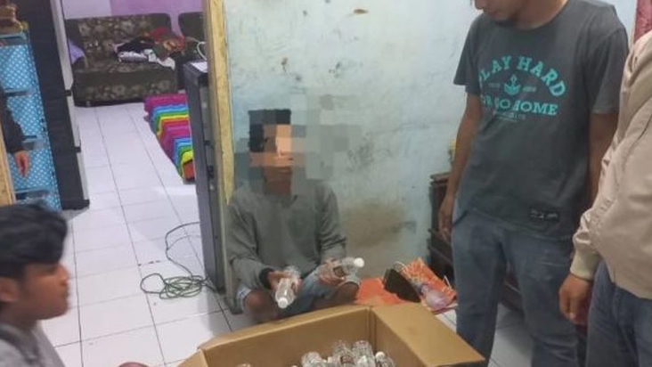 Nekat Edarkan Miras Oplosan Jenis Arak Bali Via Online, Pria Asal Ciamis Pasrah Ketika Diciduk Polisi