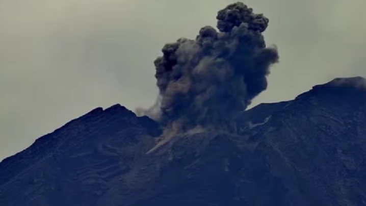 Masih Berstatus Waspada, Gunung Semeru Kembali Erupsi Luncurkan Kolom Abu hingga 800 Meter