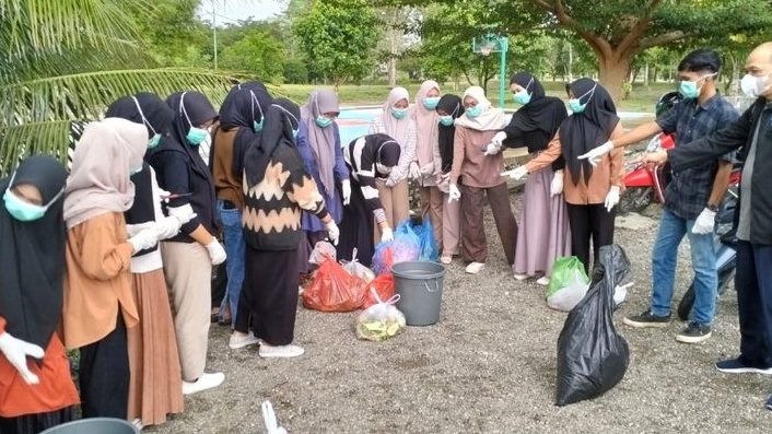 Mahasiswa Kesmas UTU Ubah Limbah Pasar Jadi Kompos, Praktikum Persampahan yang Bikin Lingkungan Makin Berdaya
