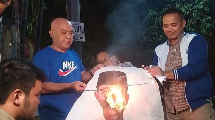 Marahnya Gak Ketulungan, Bukan cuma Baliho Dibredel, Kader Demokrat Cianjur juga Bakar Wajah Anies Baswedan