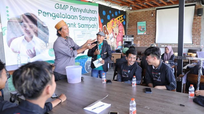 Ganjar Muda Padjajaran Ajak Pemuda Bandung Kelola Sampah dengan Maggot