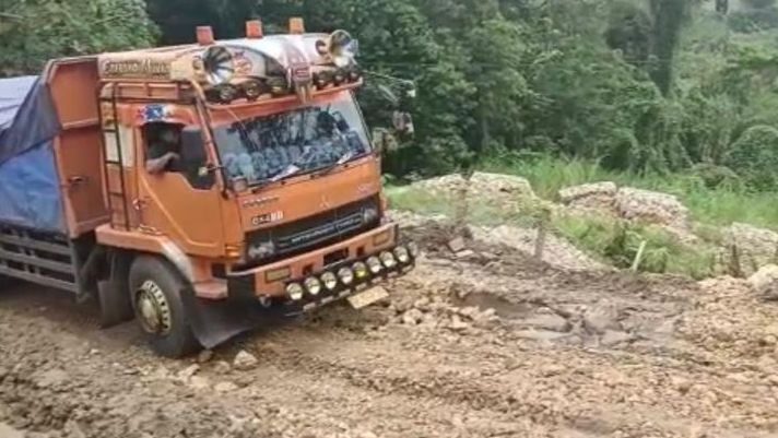 Longsor Akibatkan Macet 3 Jam Enrekang-Toraja, Fauzi Langsung Koordinasi Balai Jalan