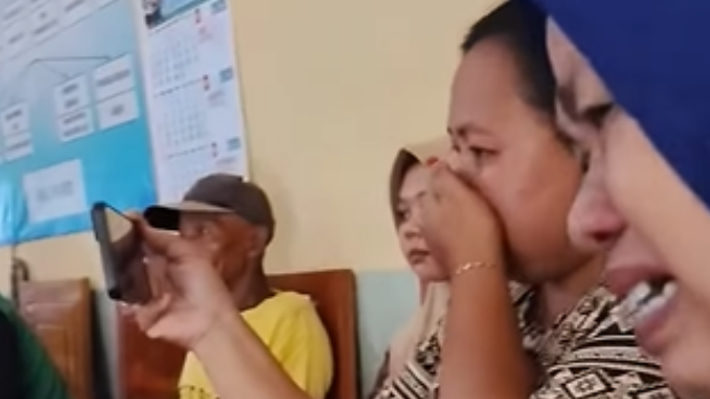 Tangisan Orang Tua Siswa Pecah Imbas Anaknya Dianiaya Kepsek SDN Sanenrejo 02 di Jember