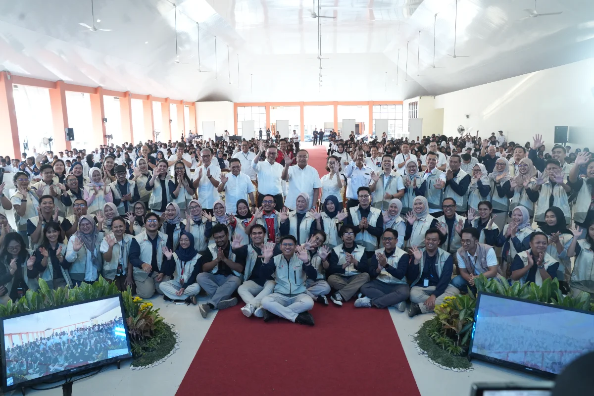 Guru dan siswa Sekolah Rakyat Terpadu Kulon Progo berfoto bersama dalam rangkaian program Connect.in-Spirasi