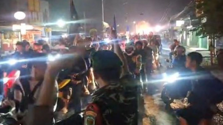 Sinergi TNI dan Polri Kawal Konvoi Bobotoh di Cikampek, Euforia Persib Juara Berjalan Kondusif