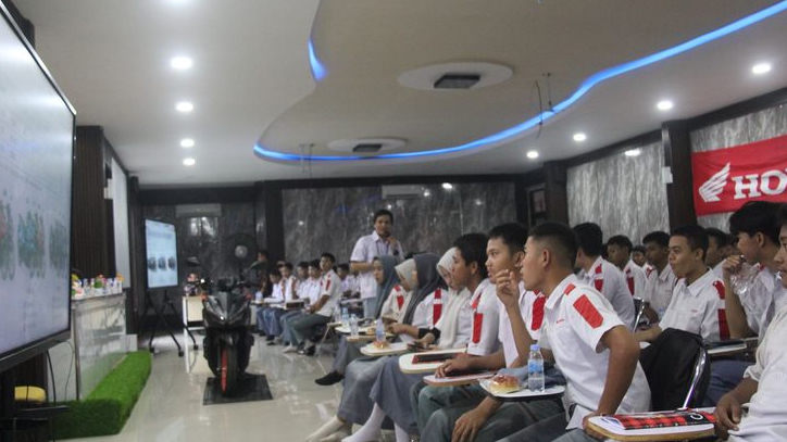 Astra Honda Berbagi Ilmu di SMK Teknologi Karawang, Perkuat Kompetensi Siswa