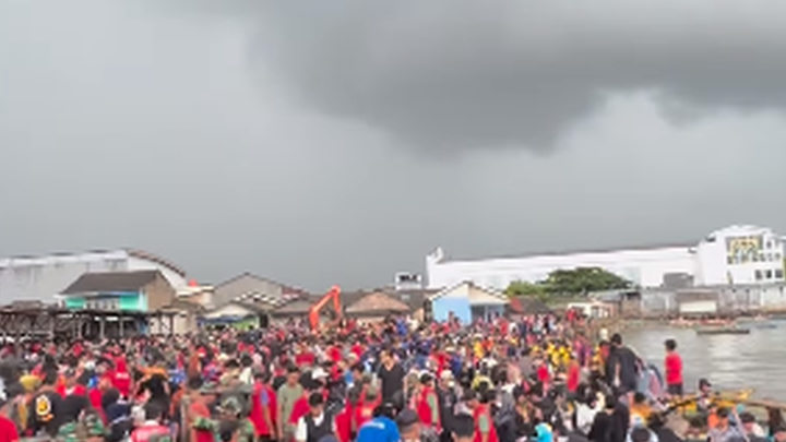 Pandawara Group Sukses Gerakkan Ribuan Massa Bersihkan Pantai Sukaraja Lampung