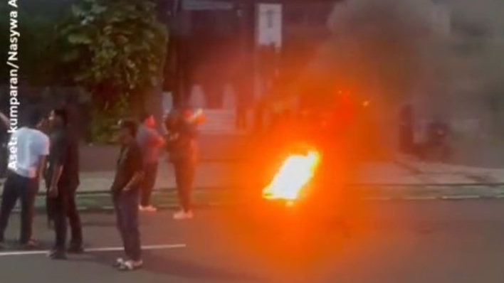 Usai Rumahnya Dijarah, Massa Geruduk Nasdem Tower Tuntut Ahmad Sahroni Dipecat dari DPR RI