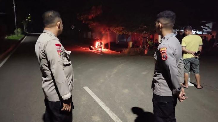Baper Ditegur Polisi Gegara Motornya Berisik, Pria Asal NTT Bakar Motor RX King Miliknya Sendiri