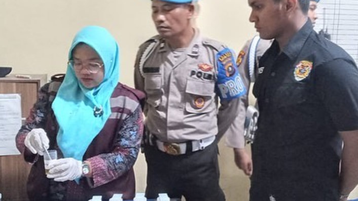 Pastikan Personil Bersih dari Narkoba, Kasat Res Narkoba Polres Tanjung Balai Lakukan Tes Urine ke Anggotanya