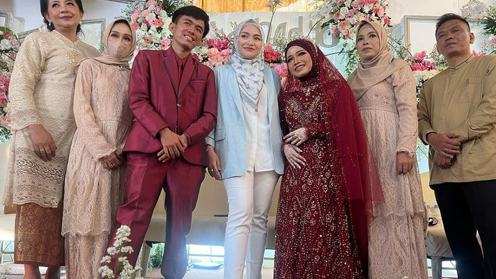 Ingat Kisah Pilu Tiko Rawat Ibu Eny di Rumah Mewah Terbengkalai? Kini Berbagi Momen Kebahagiaan