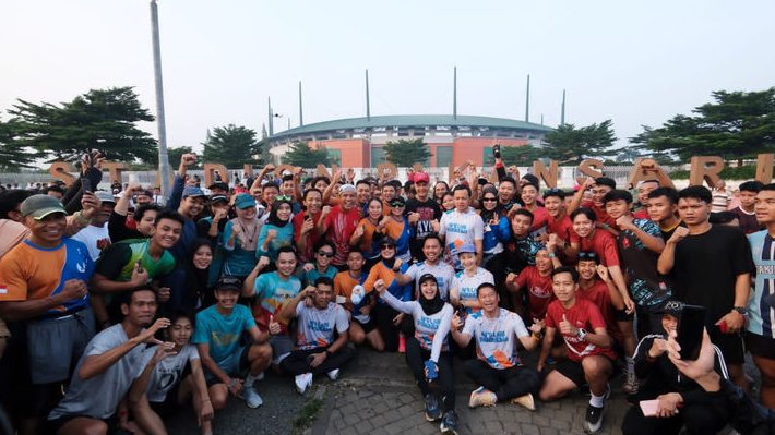 Sapa Warga Cibinong, Ganjar dan Istri Lari Pagi di Stadion Pakansari