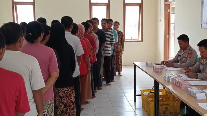 KKS Merah Putih Gelombang November, Pembagian Kolektif di Desa Buat Banyak KPM Langsung Terima Bantuan, Cair Mengalir!