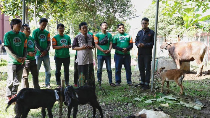 Kajol Ganjar Berbagi Kebaikan dengan Sembelih belasan Hewan Kurban di Banten
