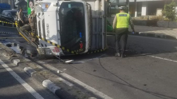 Diduga Supir Mengantuk, Truk Kosong Terbalik di Jalan Sisingamangaraja Medan