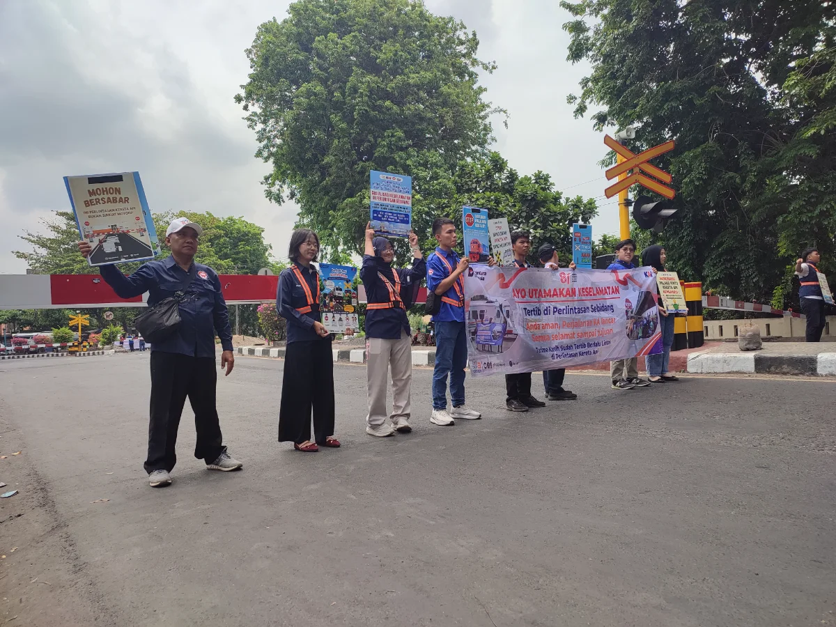 aksi sosial itu, KAI Daop 3 Cirebon bersama komunitas Edan Sepur