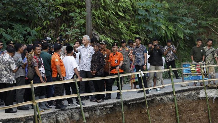 Tinjau Jalur Alternatif Banjarnegara-Kebumen yang Ambles, Ganjar Siapkan Skema Anggaran Darurat untuk Perbaikan