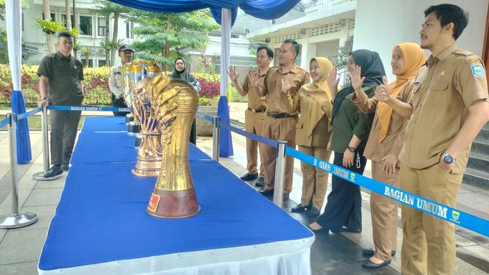 Piala Juara Persib Dipajang di Balai Kota Bandung, ASN Rela Antre Foto sejak Pagi