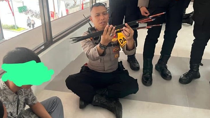 Polisi Tangkap Pelajar Membawa Anak Panah Saat Akan Demonstrasi di Gedung DPR