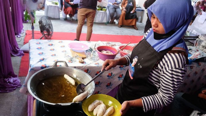Bantu Emak-emak Nelayan Produktif Hasilkan Cuan, Relawan Sandi Uno Kabupaten Tangerang Berikan Pelatihan Olahan Ikan Laut