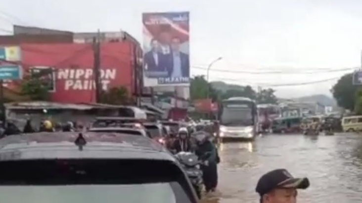 Curah Hujan Tinggi, Banjir Genangi Kawasan Dayeuhkolot Bandung Sejak Jumat Sore