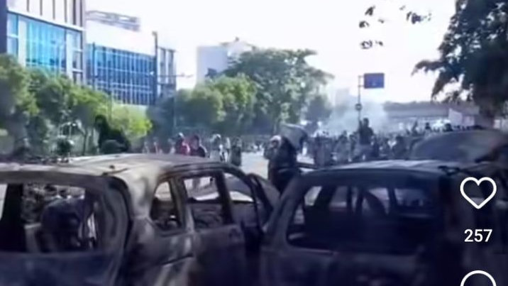 Massa Kepung Markas Brimob Kwitang Mulai Malam Hingga Jumat Pagi, Rantis dan 4 Mobil Dibakar di Jalan
