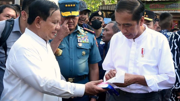 Dua Momen Langka, Jokowi Tunjuk Prabowo Subianto dan Ganjar Hanya Seyum Hingga Berikan Tissue untuk Presiden