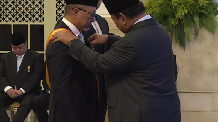Belum Setahun Menjabat, Menko Pangan Zulkifli Hasan Raih Bintang Republik Indonesia Utama