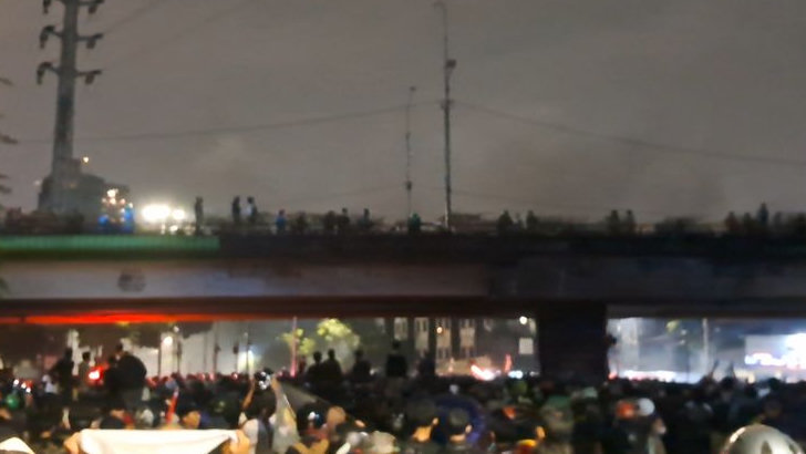 Banyak Korban Berjatuhan, Massa Padati Kawasan Fly Over Senen Hingga Larut Malam