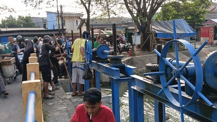Ribuan Ikan Mati Mendadak di Tanggul Johar Karawang, Warga Curiga Sungai Tercemar