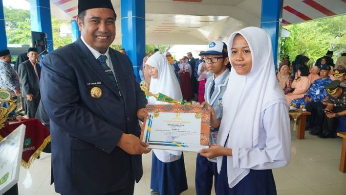 Momentum Hardiknas, Bupati Chaidir Beri Penghargaan kepada Para Tokoh Pendidikan