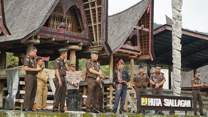 Kagumi Desa Adat Batak Huta Siallagan Saat Kunker ke Samosir, Kepala Kejati Sumut Dapat Penghargaan Program Jaga Desa