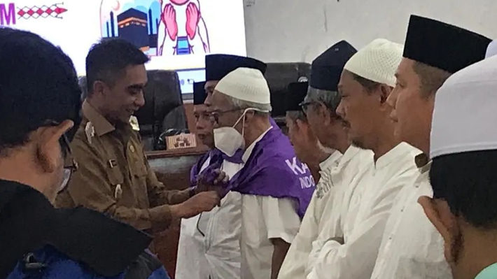 60 Calon Jemaah Haji Dari Kabupaten Karo Ikuti Tradisi Njujung Beras Piher