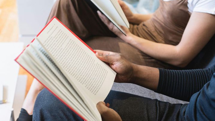 Benarkah Membaca Novel Bisa Meningkatkan Empati? Ini Penjelasan Ilmiahnya!