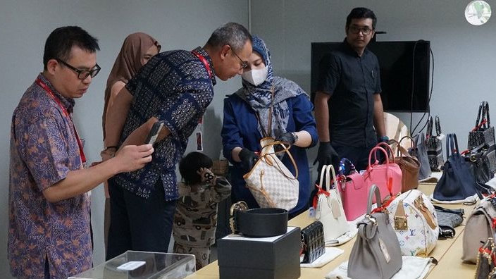 Ibu-Ibu yang Mau TAS MEWAH Louis Vuitton atau Dompet Chanel, MOGE Triumph Speedmaster Bonneville 1200 HT, Boleh Cek Nih Harga LELANG SITAAN KPK