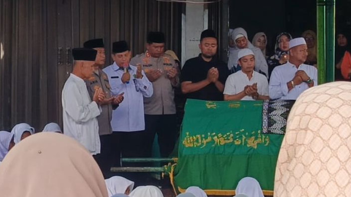 Siswi SMA Korban Tabrakan Mobil Dinas Kapolres Madina Dimakamkan, Petinggi Polres Ikut ke Pemakaman