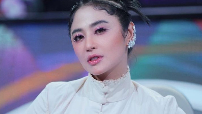 Lagi-lagi Dihujat Netizen Gegara Salah Lirik saat Menyanyikan 'Pica Pica', Dewi Perssik Minta Maaf, Akui Memang Tak Hapal Lagu Itu