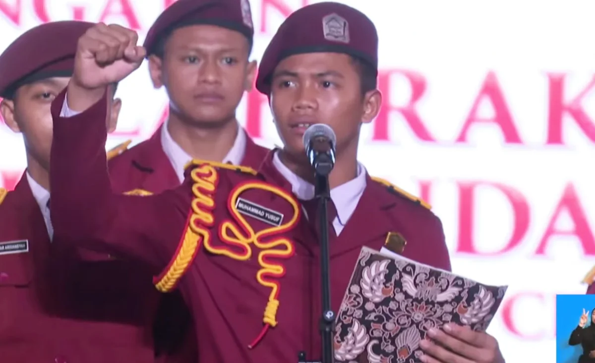 Siswa Sekolah Rakyat memandu pembacaan ikrar Sumpah Pemuda dalam peringatan satu tahun program Sekolah Rakyat di Makassar, Sulawesi Selatan, Rabu (28/10/2026). (Foto: Youtube@KementerianSosialRI).