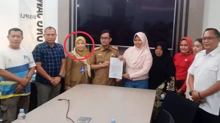 Edaann Gila! Utusan Mahfud MD Ibu Iin dari PPA Pemprov Jambi Disuruh Dampingi Malah Intimidasi Siswi SMP SFA