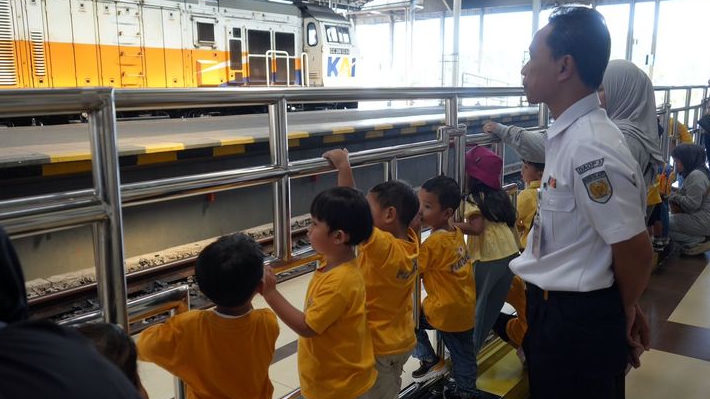 Daop 3 Cirebon Kenalkan Dunia Perkeretaapian Sejak Dini Melalui Kunjungan Edukatif