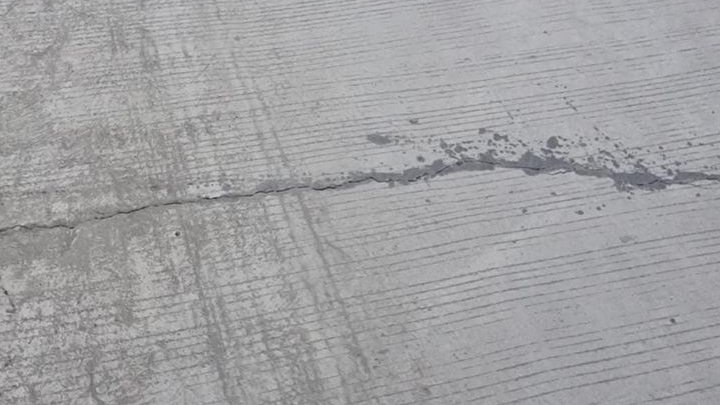 Baru Seminggu Dikerjakan, Proyek Jalan di Karawang Kembali Retak